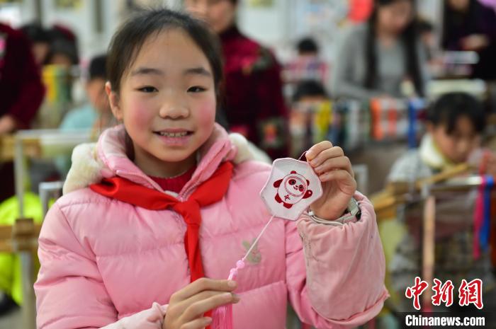 圖為一名小學(xué)生繡制的2022年北京冬奧會(huì)吉祥物“冰墩墩”形象?！∮髟屏?攝