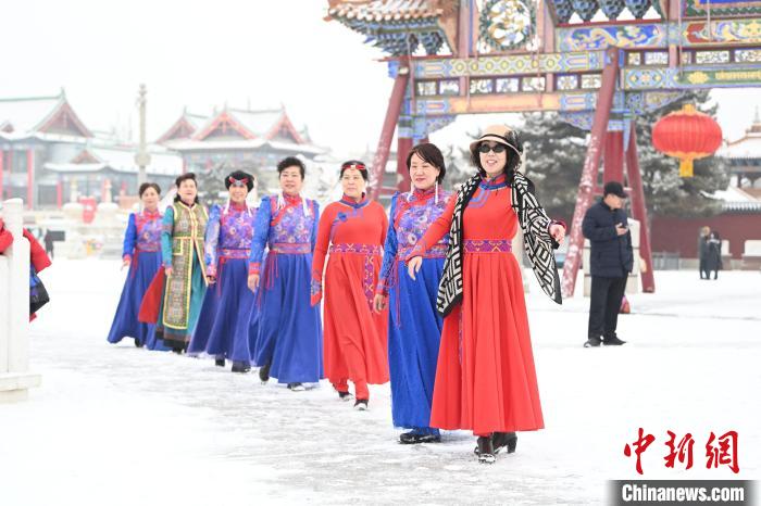 2月13日，老年人在呼和浩特市大召廣場拍照“打卡”?！⑽娜A 攝