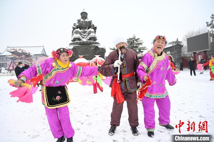 2月13日，秧歌隊(duì)在呼和浩特市大召廣場雪中起舞?！⑽娜A 攝