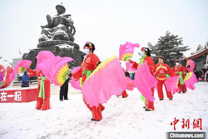 2月13日，秧歌隊(duì)在呼和浩特市大召廣場雪中起舞?！⑽娜A 攝