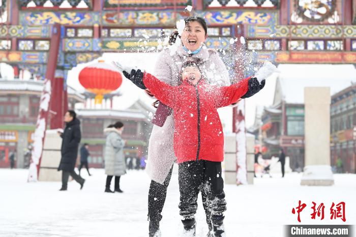 2月13日，家長與小朋友在呼和浩特市大召廣場享雪趣。　劉文華 攝