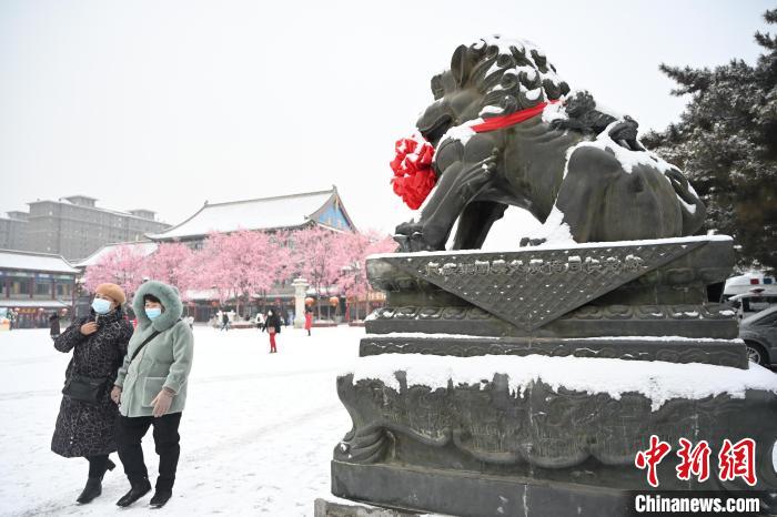 2月13日，民眾在呼和浩特市大召廣場雪中漫步。　劉文華 攝