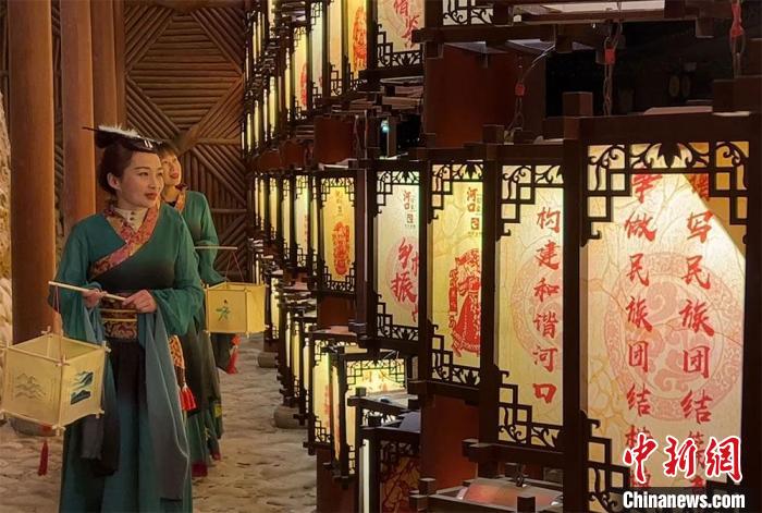 圖為游客身著古裝逛燈會(huì)?！堈裣?攝