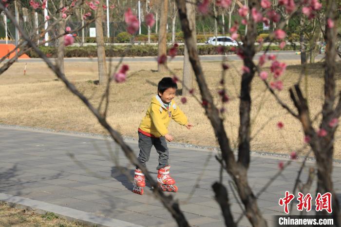 小朋友公園里玩耍。　鄧小強(qiáng) 攝