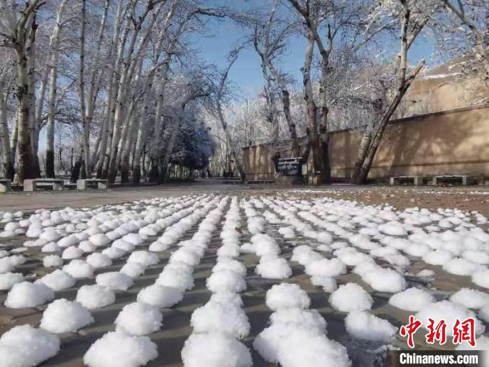 圖為春雪過(guò)后的莫高窟美不勝收?！≈鼙笕?攝