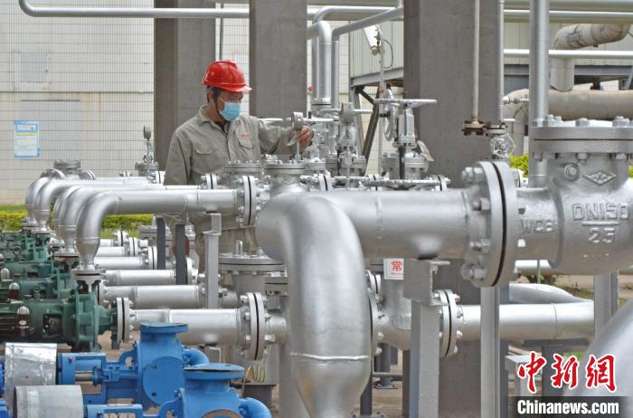 工人在查看設(shè)備儀表?！×趾霔v 攝