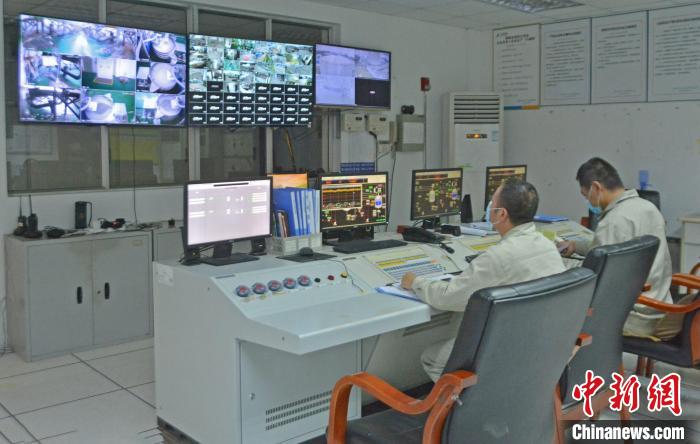 工人在中控室觀察各個(gè)生產(chǎn)車間運(yùn)行情況?！×趾霔v 攝