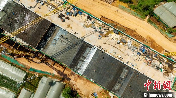 俯瞰正在建設(shè)的天府站多線橋鋼筋鋪架現(xiàn)場(chǎng)?！⒅铱?攝