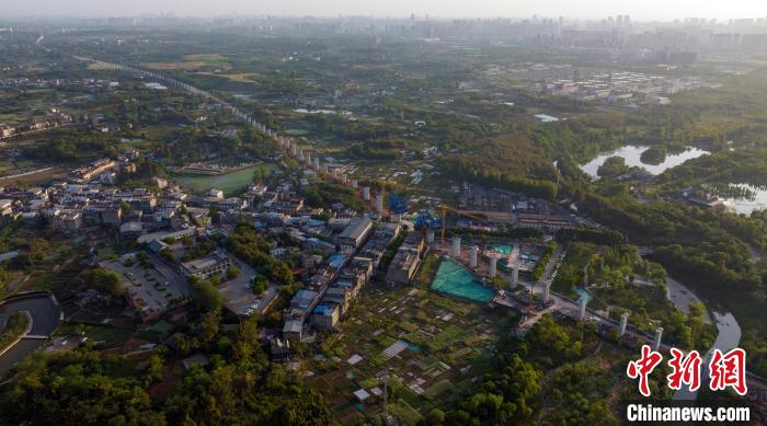 航拍正在建設(shè)中的成都至自貢高速鐵路成都段?！⒅铱?攝