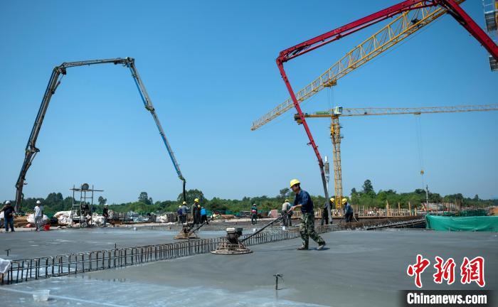 天府站多線橋施工澆筑現(xiàn)場(chǎng)?！⒅铱?攝