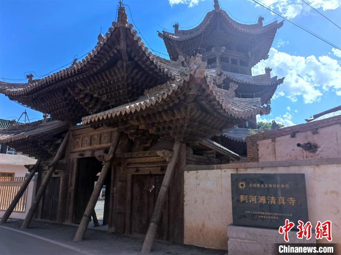 圖為集漢、藏、伊斯蘭風格于一體的700年歷史的全國重點保護文物——阿河灘清真寺?！埡ｖ?攝