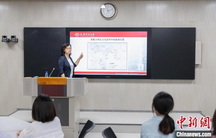 天津師范大學(xué)跨文化與世界文學(xué)研究院院長(zhǎng)、教授郝嵐正在為同學(xué)們上課?！⊥踉谟?攝