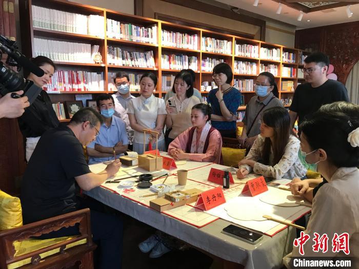 9月14日，“月動(dòng)臨秋扇”中華傳統(tǒng)文化沉浸式體驗(yàn)活動(dòng)在北京紀(jì)曉嵐故居舉辦。 陳建新 攝 陳建新 攝