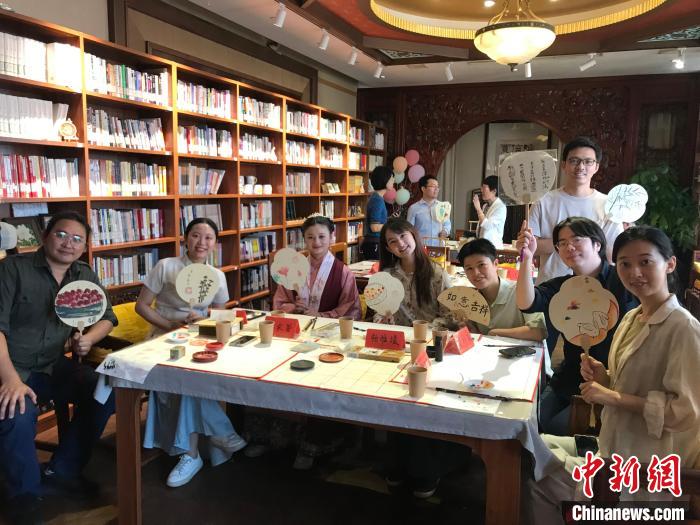 9月14日，“月動(dòng)臨秋扇”中華傳統(tǒng)文化沉浸式體驗(yàn)活動(dòng)在北京紀(jì)曉嵐故居舉辦。陳建新 攝 陳建新 攝