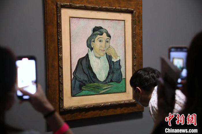 觀眾欣賞梵高畫作《阿爾勒婦女(吉努夫人肖像)》?！埡鄠?攝