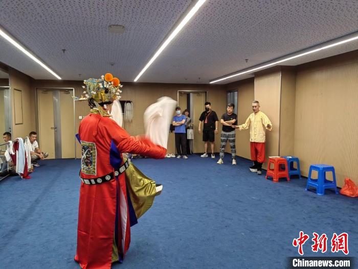 “天下第一團(tuán)”正在進(jìn)行練習(xí)。　昆山市文體廣電和旅游局供圖