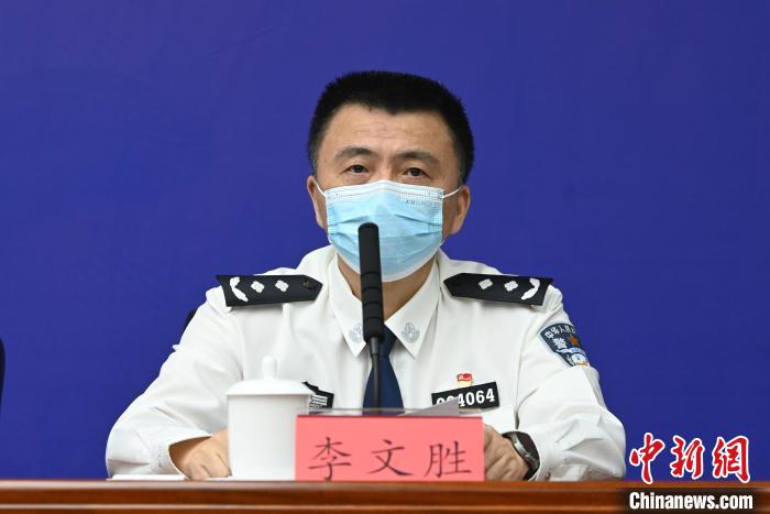 成都市公安局交管局局長(zhǎng)李文勝?！“苍?攝