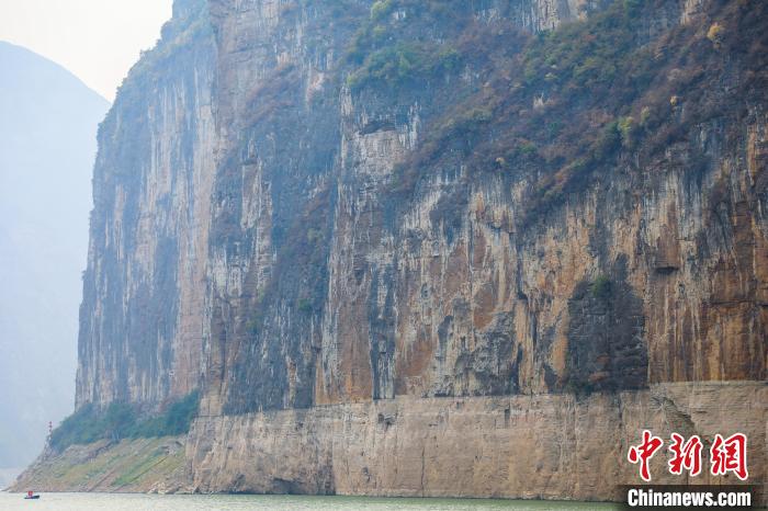 圖為瞿塘峽兩岸壯麗景致?！×簹J卿 攝