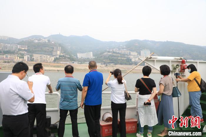 重慶市政協(xié)“同心聚力巴渝行”主題采訪團(tuán)15日走進(jìn)奉節(jié)，了解當(dāng)?shù)卣f(xié)委員護(hù)江成效?！×簹J卿 攝