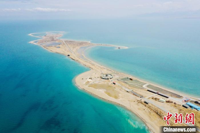 圖為青海湖?！±罱瓕?攝