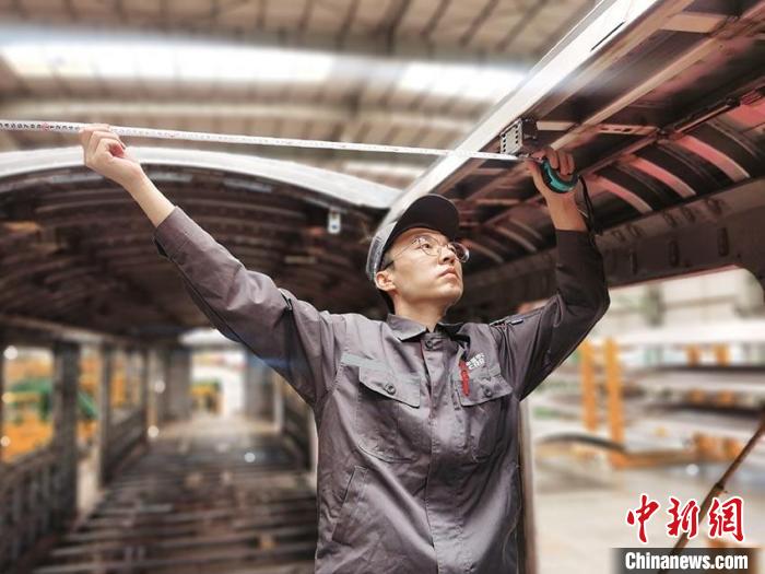 王漢卿在安裝車頂二次骨架吊?！∈茉L者供圖