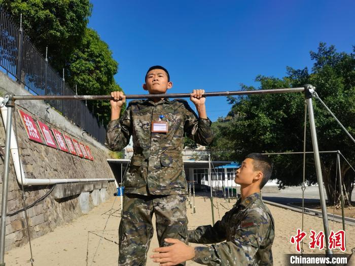 新兵尤云龍正在進(jìn)行器械訓(xùn)練?！●R濤 攝