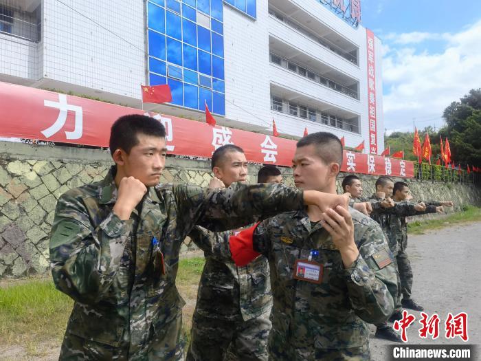 新兵尤云龍(左)不斷向一名合格軍人蛻變?！￡愴?攝