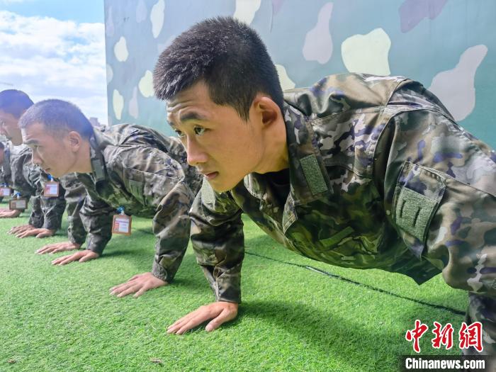 尤云龍正在和戰(zhàn)友進(jìn)行體能訓(xùn)練?！×志杆?攝