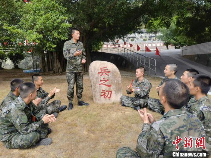 尤云龍為戰(zhàn)友講述父輩保家衛(wèi)國的故事?！＄姛樋?攝