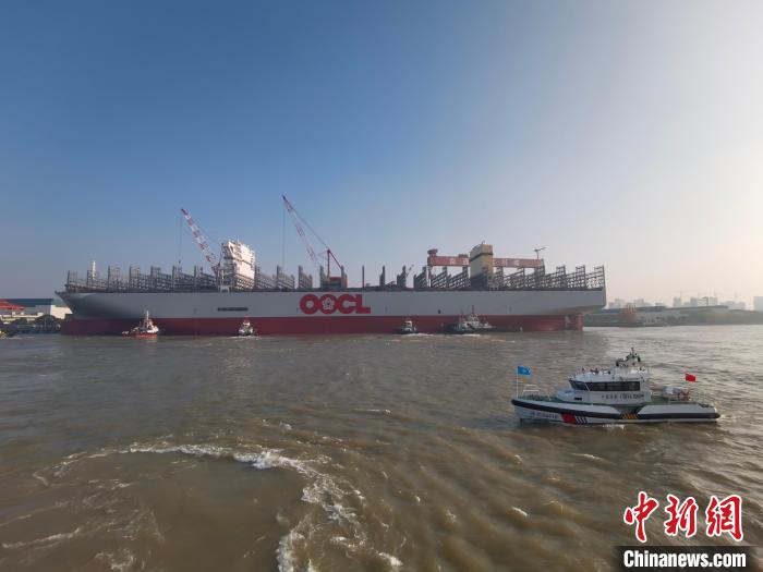 海巡艇在現(xiàn)場引導水上交通。　南通海事局供圖