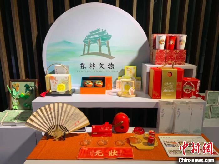 發(fā)展論壇現(xiàn)場展出的無錫城市文創(chuàng)作品?！O權(quán) 攝