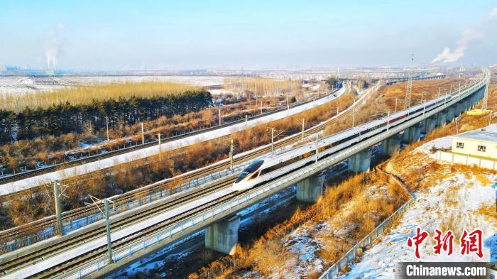動車組列車在運(yùn)行中。　哈鐵提供