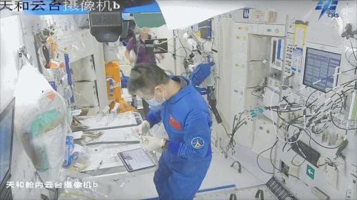 開展水樣微生物檢測。圖片來源：中國載人航天工程辦公室官方微信
