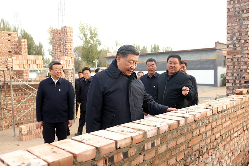 2023年11月10日，習(xí)近平總書記在河北保定涿州市刁窩鎮(zhèn)萬全莊村房屋重建施工現(xiàn)場(chǎng)考察。