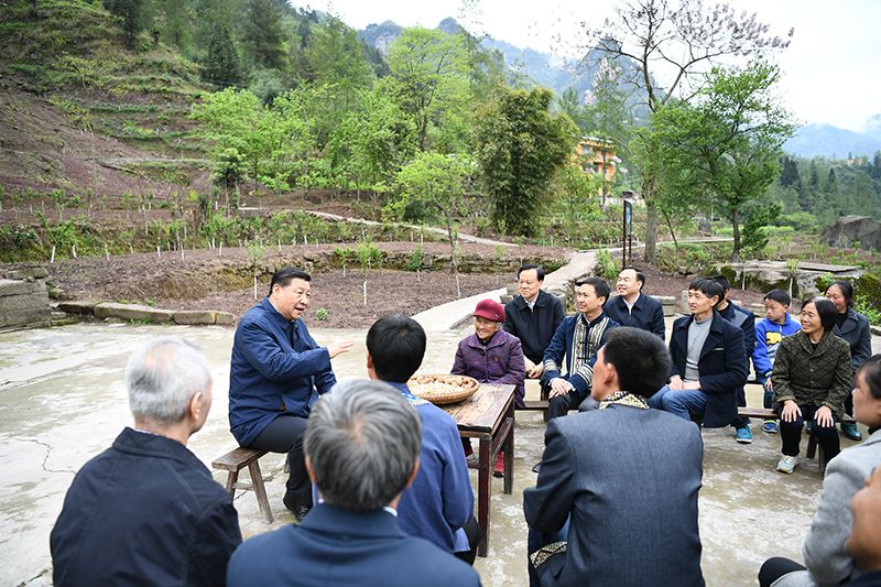 2019年4月15日，習(xí)近平總書記在重慶石柱土家族自治縣中益鄉(xiāng)華溪村同村民代表、基層干部、扶貧干部、鄉(xiāng)村醫(yī)生等圍坐在一起，共話脫貧攻堅(jiān)。
