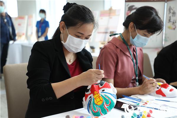 展覽會(huì)現(xiàn)場(chǎng)，泰國(guó)民眾體驗(yàn)畫臉譜。人民網(wǎng)記者 趙益普攝