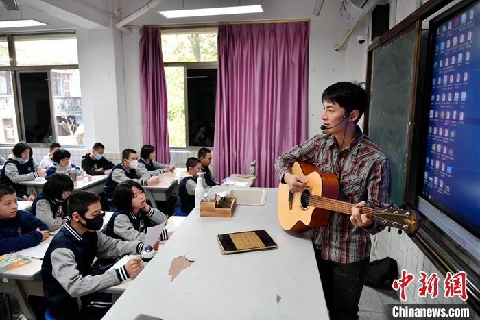 圖為3月16日，張家豪在福建福州延安中學(xué)教學(xué)。 <a target='_blank' href='/'><p  align=