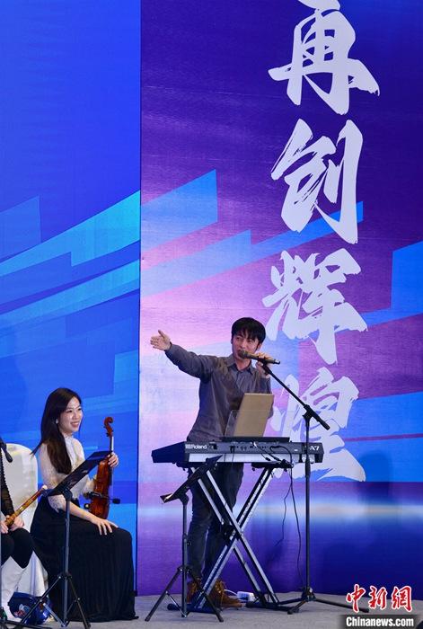 圖為3月9日，福建福州，張家豪(右)與林佳臻在臺上演出。 <a target='_blank' href='/'><p  align=