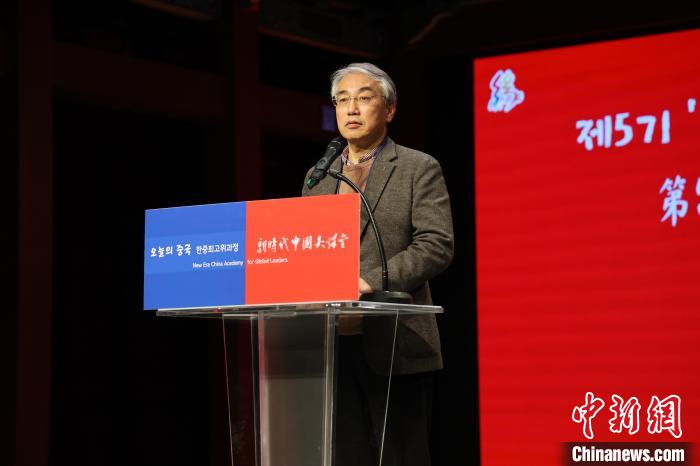 韓國(guó)前國(guó)務(wù)調(diào)整室長(zhǎng)李錫駿致辭?！≈袊?guó)駐韓國(guó)大使館供圖