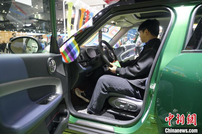 圖為觀眾在展會(huì)試駕車(chē)輛?！⑿?攝