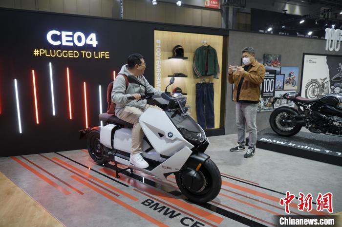 圖為觀眾在展會(huì)試駕車(chē)輛?！⑿?攝