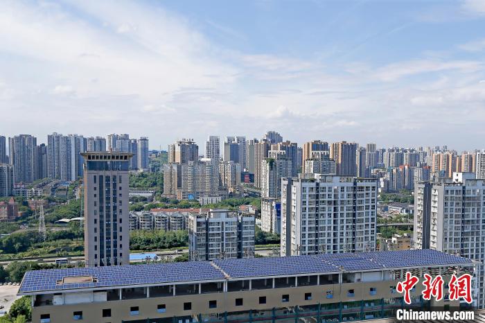 圖為輝騰能源在重慶市九龍坡區(qū)留學(xué)生創(chuàng)業(yè)園屋頂建設(shè)的光伏發(fā)電示范項(xiàng)目。　受訪企業(yè)供圖