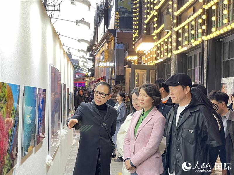 韓國中小風(fēng)險企業(yè)部長官李永參觀梨泰院街頭藝術(shù)展。實習(xí)生 許鵬飛攝