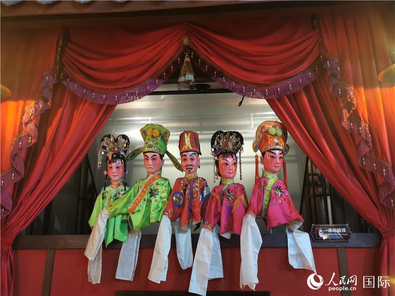 3D公仔戲臺(tái)。人民網(wǎng)記者 符園園攝
