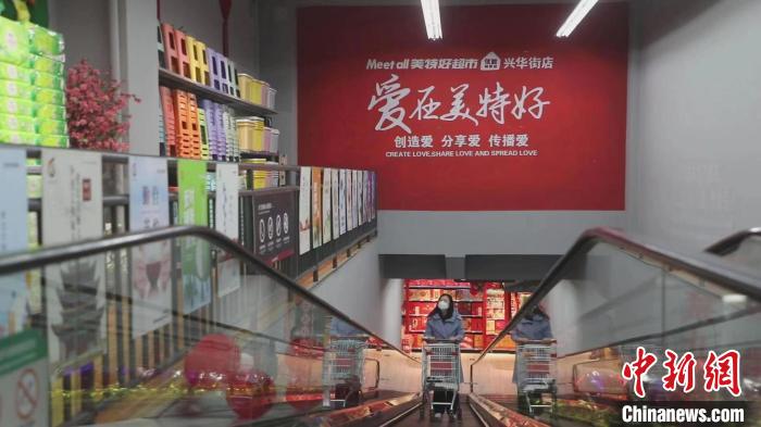 美特好從一家不足百平方米小店，一路發(fā)展成華北零售業(yè)領(lǐng)軍企業(yè)、中國百強商業(yè)連鎖集團(tuán)、中國零售500強?！∠蛏?攝
