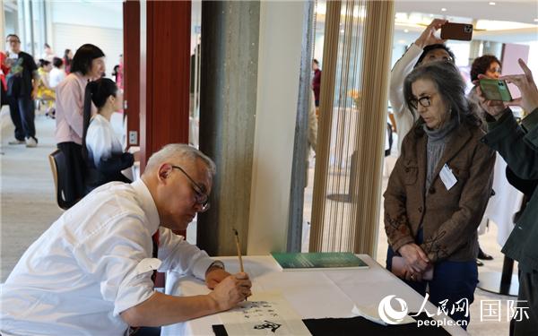 “聯(lián)合國中文日”慶祝活動上進(jìn)行了書法等中國文化展示。人民網(wǎng)記者 尚凱元攝
