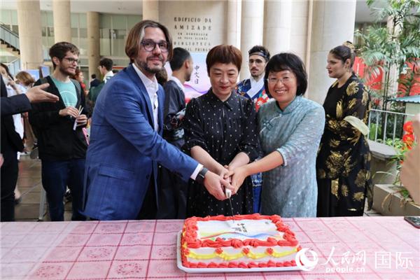 活動現(xiàn)場，田敏總領事與里約天主教大學孔子學院中外方院長共同切蛋糕祝賀中文日活動成功舉辦。人民網(wǎng)記者時元皓 攝
