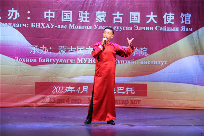 一等獎選手賀希格中學(xué)的包勒爾德表演貫口《玲瓏塔》。蒙古國立大學(xué)孔子學(xué)院供圖