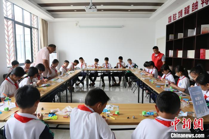 4月24日，中國航天日主題活動海南文昌分會場開展航天機器人手工創(chuàng)作體驗課。　符宇群 攝