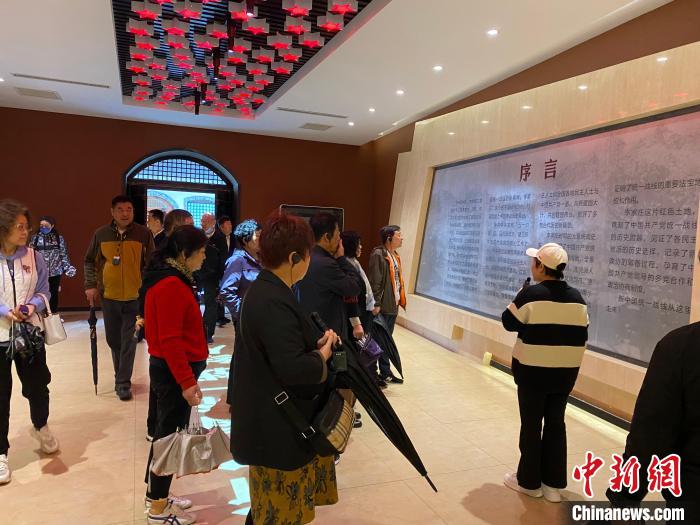 中共中央統(tǒng)戰(zhàn)部舊址里參觀者絡(luò)繹不絕。　李曉偉 攝